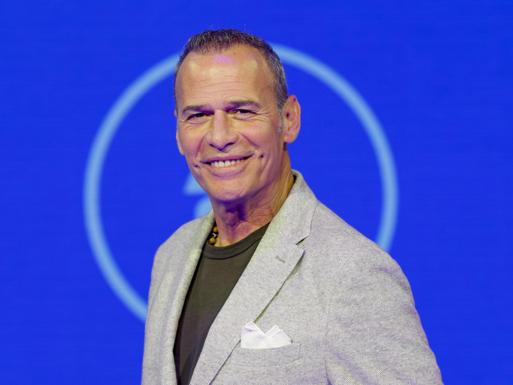 Telecinco cancela 'Amor... o lo que surja' de Carlos Lozano por sus bajas audiencias
