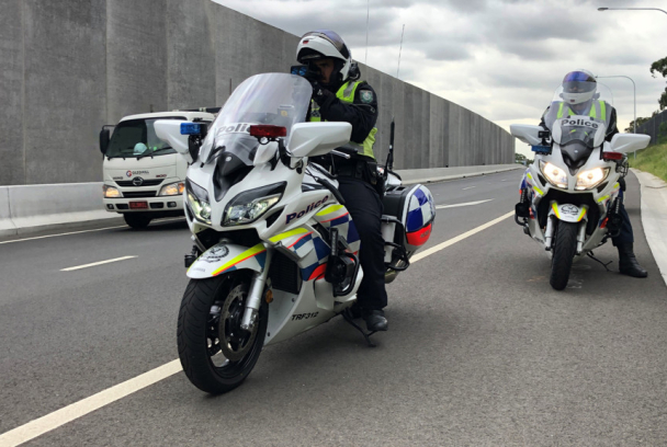 Policías en moto
