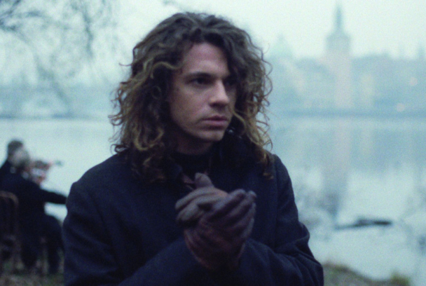Mystify. Tras el cantante de INXS