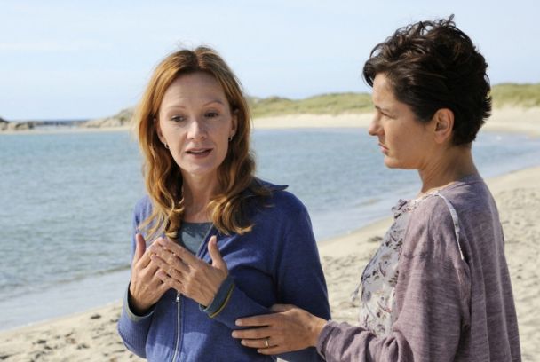 Amor en los fiordos: la mujer en la playa