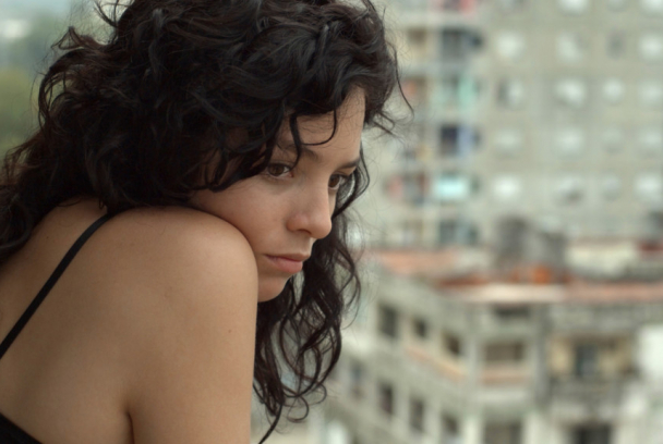 Valeria descalza