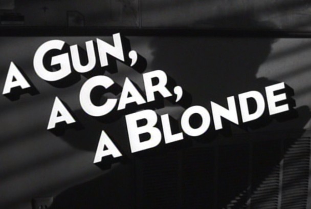 Una pistola, un coche y una rubia